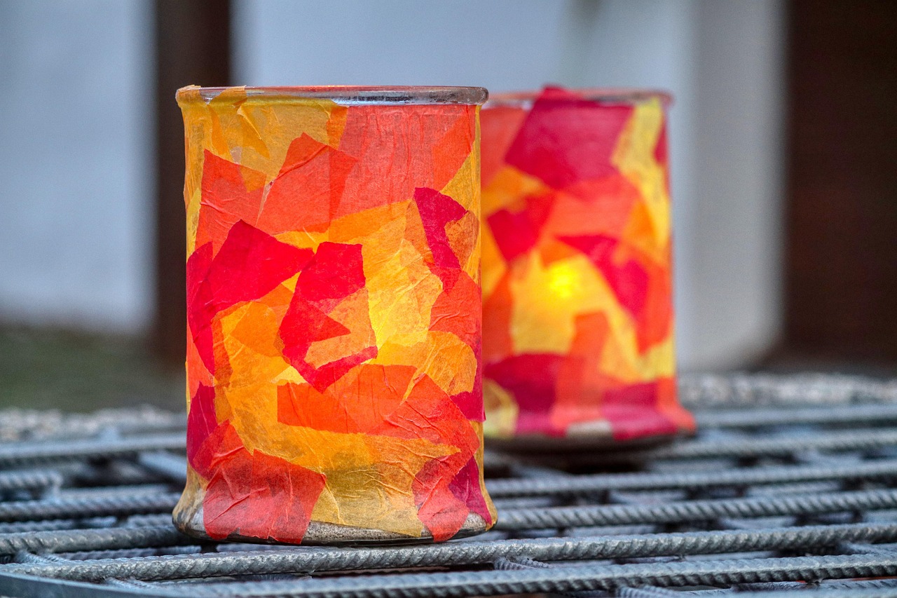 Zwei selbstgebastelte Laternen